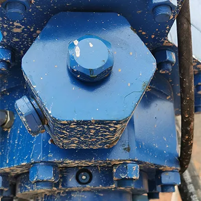 Dual-chamber threaded accumulator in construction industry