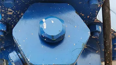 Dual-chamber threaded accumulator in construction industry 